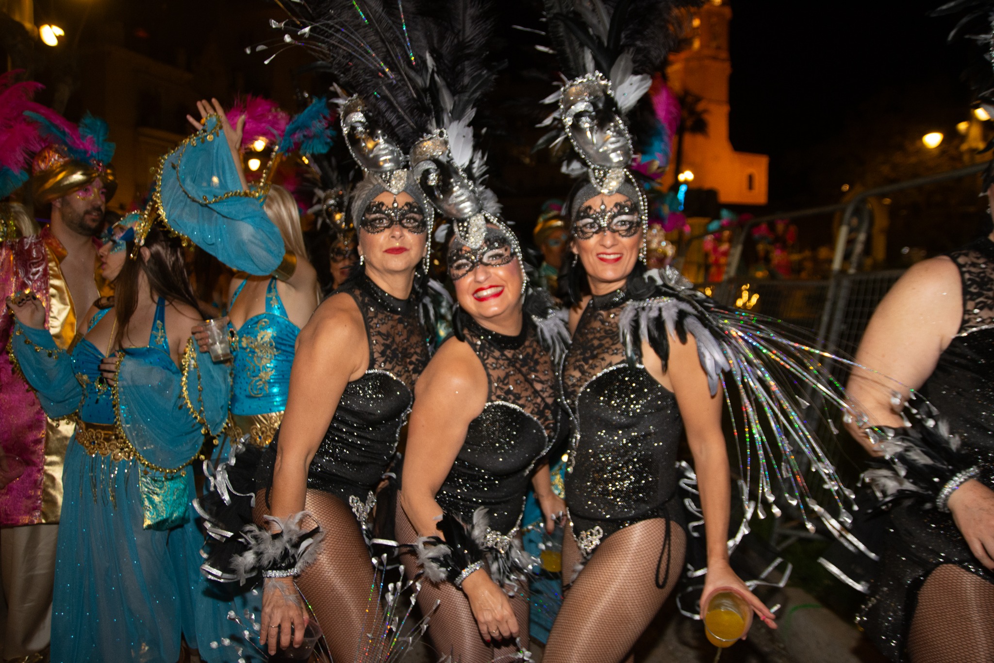 Grupo y ambiente nocturno de Carnaval en Sitges