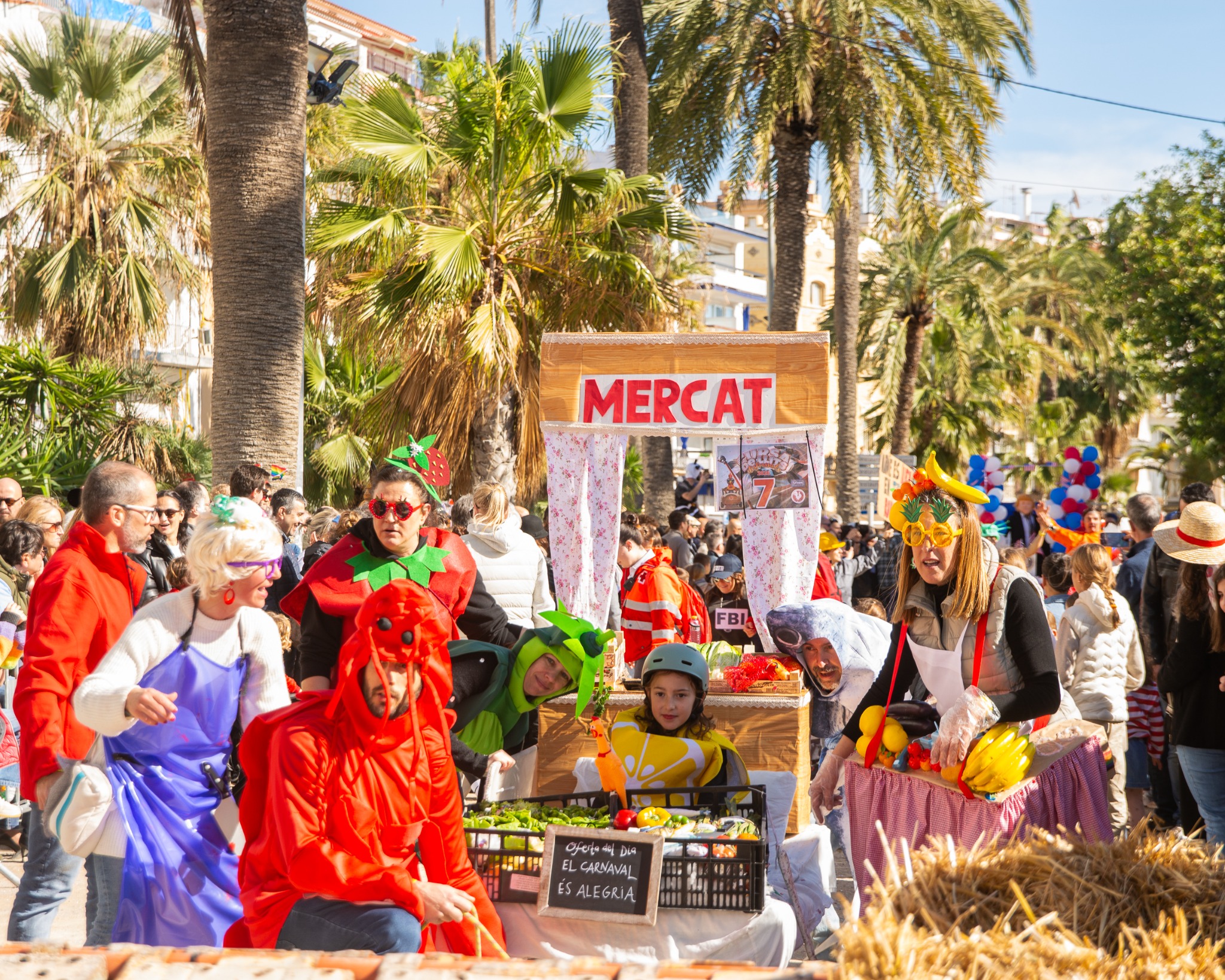 Rúa de Carnaval en Sitges, ambiente y color